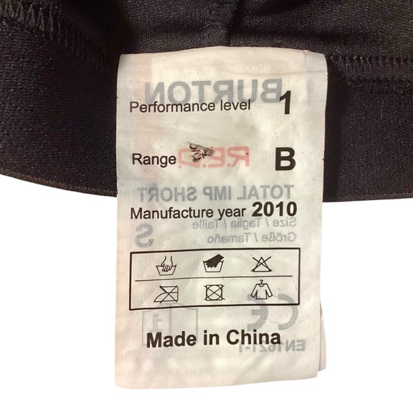 Burton RED Padded Shorts Sports - Youth Small 2010 - Picture 15 of 15